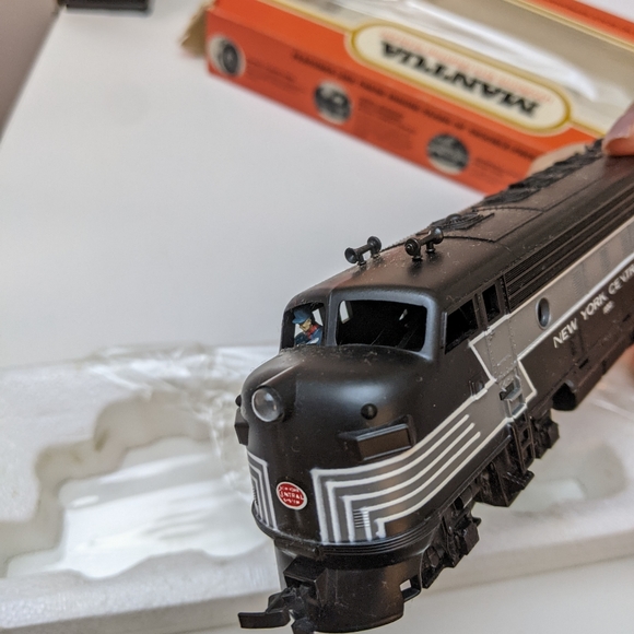 MANTUA New York Central 1650 Locomotive w Operating Headlight Engine 411-22 , HO - Picture 16 of 16